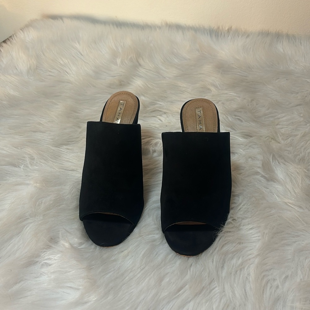 Woman’s Black TAHARI heels